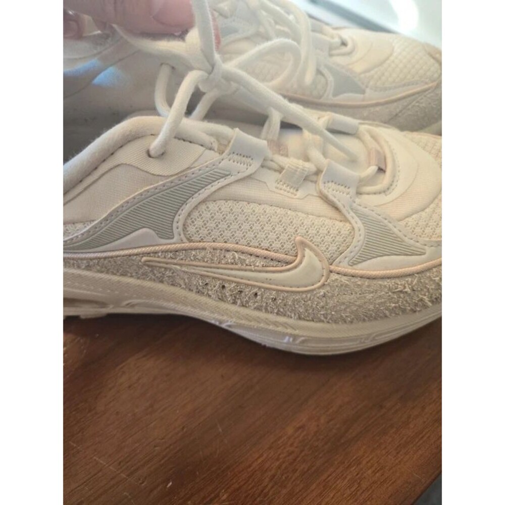 Sneakers - Picture 2 of 5